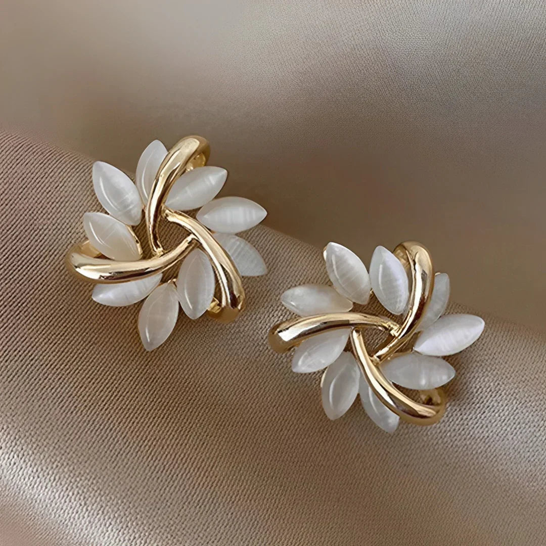 Maan Opal & Bloem Oorbellen – Gouden Vergulding