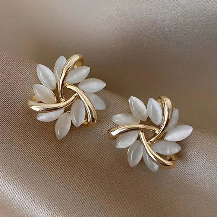 Maan Opal & Bloem Oorbellen – Gouden Vergulding