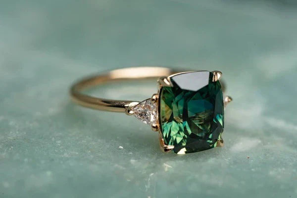Retro Geïnspireerde Gouden Ring met Groene Steen