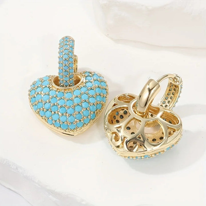Turquoise hartvormige oorbellen met pavésluiting