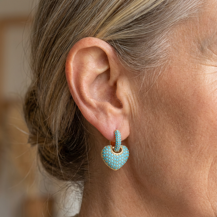 Turquoise hartvormige oorbellen met pavésluiting