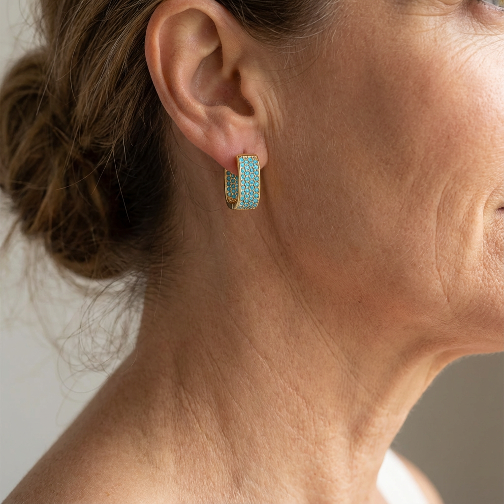Turquoise Pavé gouden Huggie oorbellen