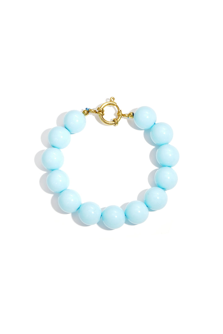 Bracelet with large beads and front closure