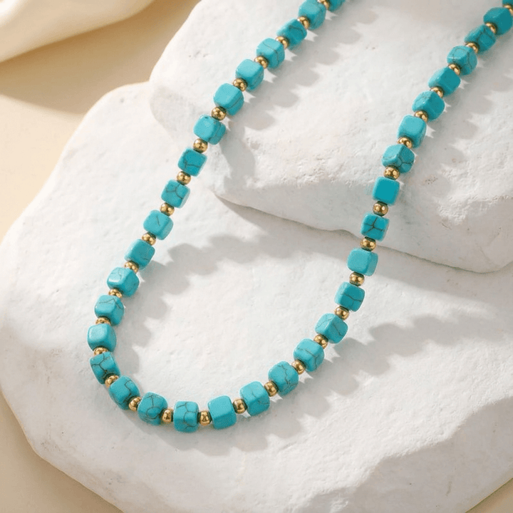 Ketting met turquoise kralen en gouden accenten