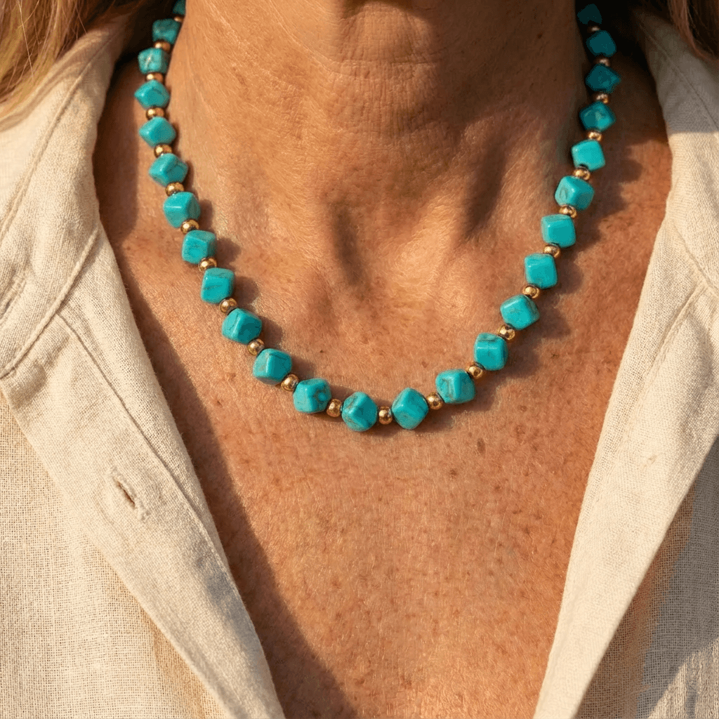 Ketting met turquoise kralen en gouden accenten