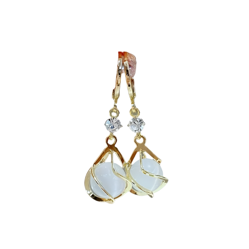 Witte Opal Dangle Oorbellen met Gouden Afwerking