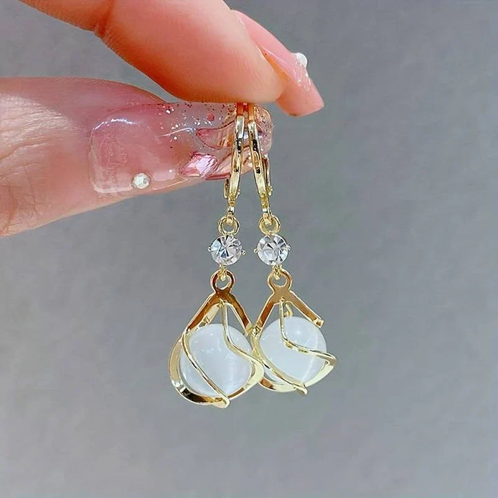 Witte Opal Dangle Oorbellen met Gouden Afwerking