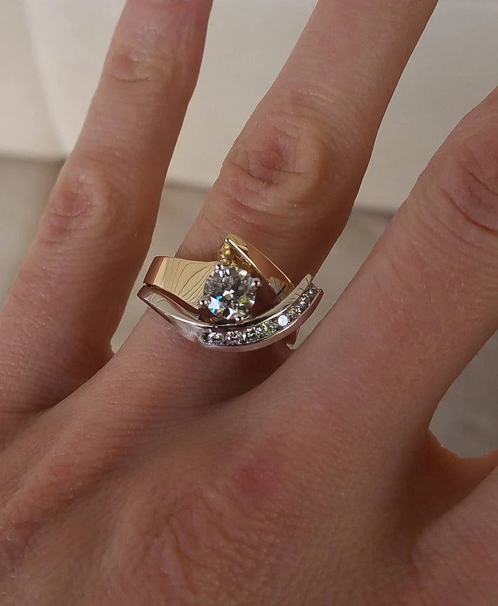 Uniek Gevormde Zirkonia Ring – Goud en Zilver